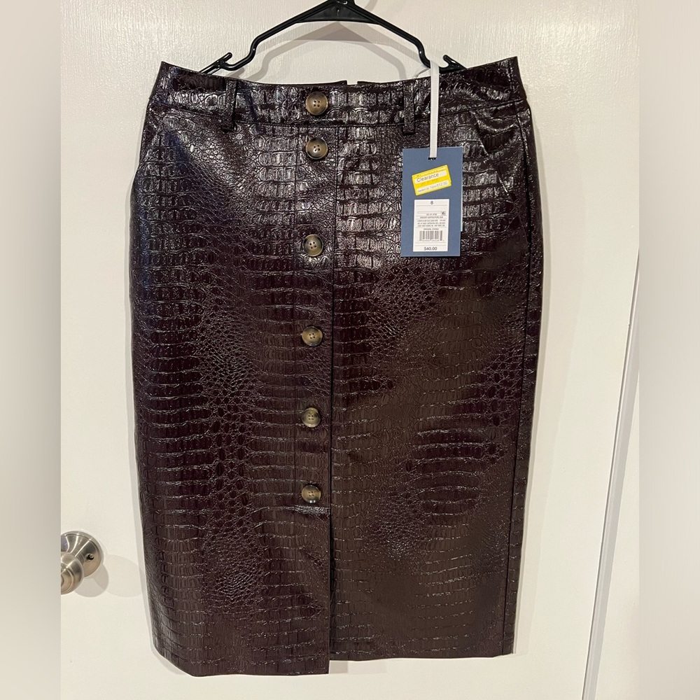 Textured skirt with decorative buttons